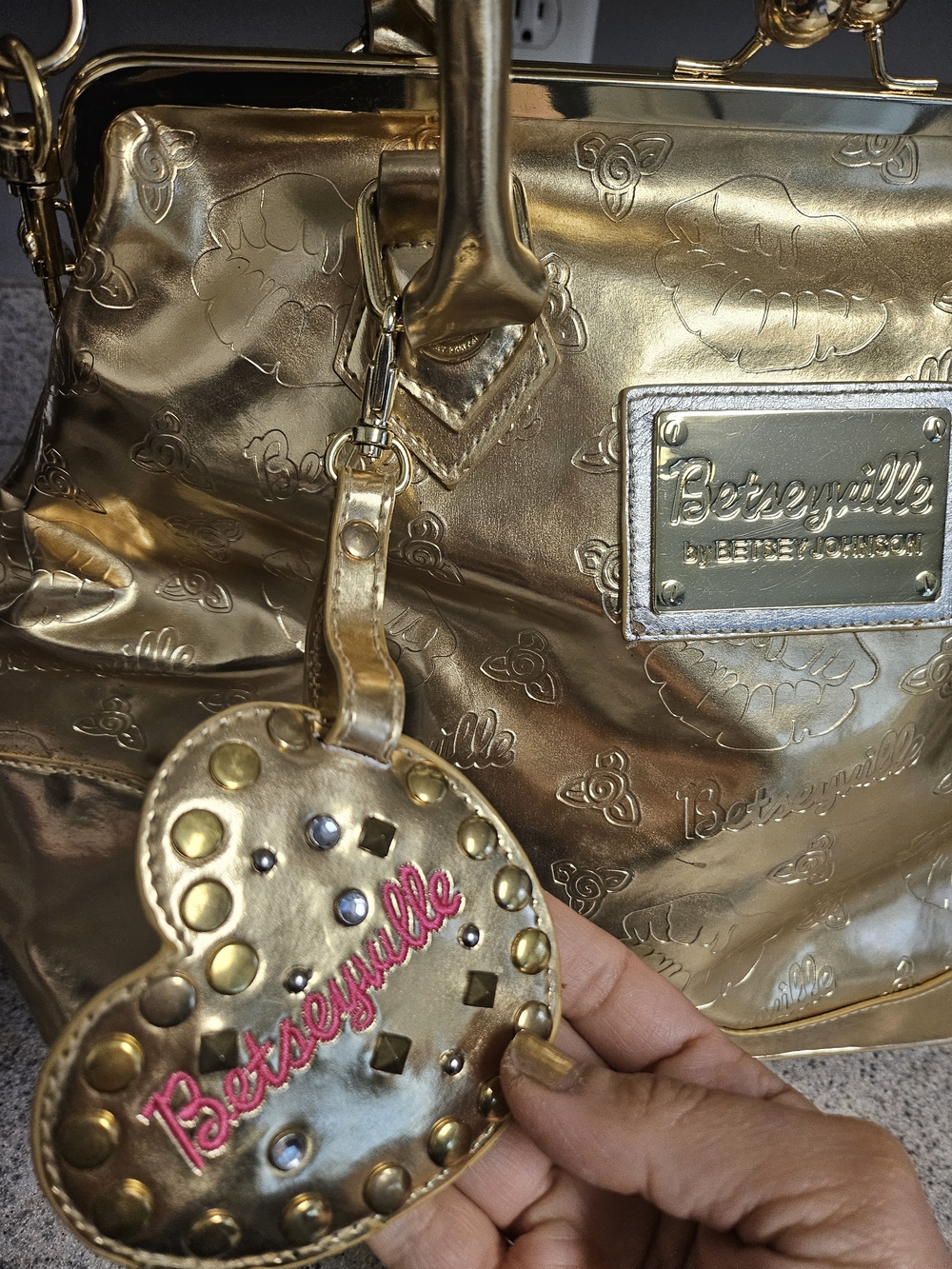 Rare Vintage Y2K Betseyville by Betsey Johnson Metallic Gold Kiss-Lock Bag ✨ - Picture 5 of 16